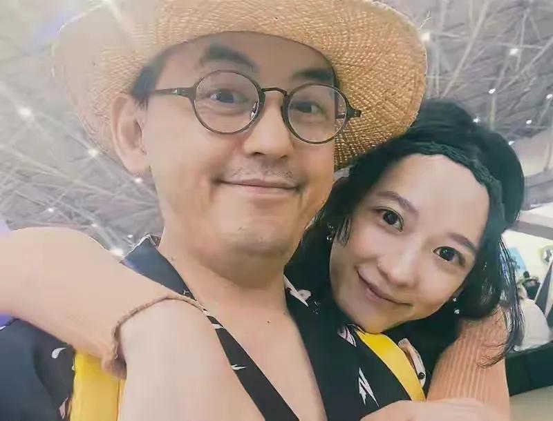 黄子佼清醒了，但是说不了话，已经陷入巨大的情绪障碍。

吴宗宪一边祝福他早日康复