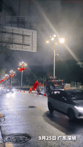 “属于深圳速度的一抹中国红！”
国庆前夕时的深圳街头，
工作人员动作干脆利落，