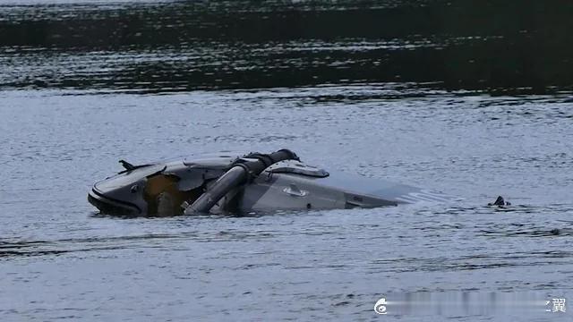 德国空军一架H135直升机坠入莱比锡的河流中，导致2人死亡一人失踪 ​​​