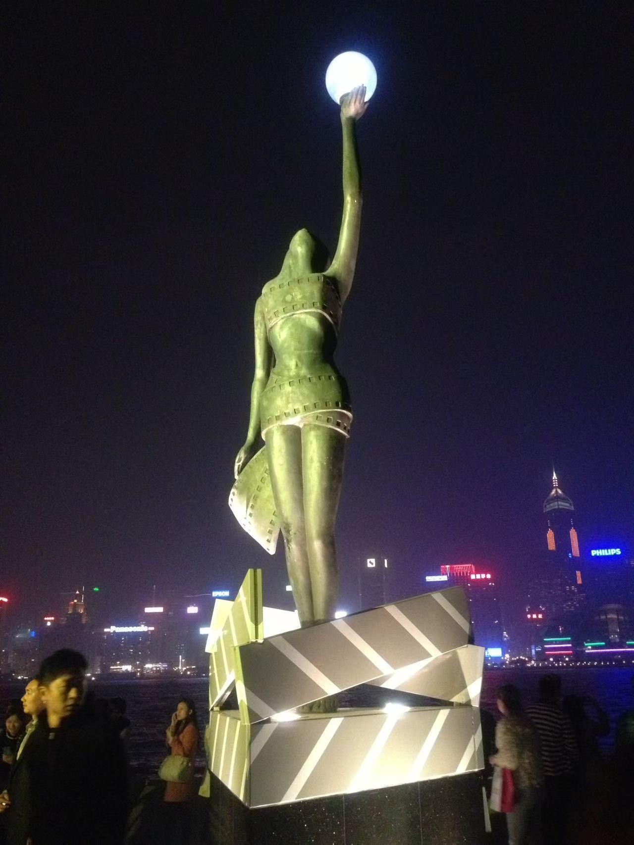 图一、图二 拍摄于2013年1月星光大道图三拍摄于2025年1月，一转眼12年了