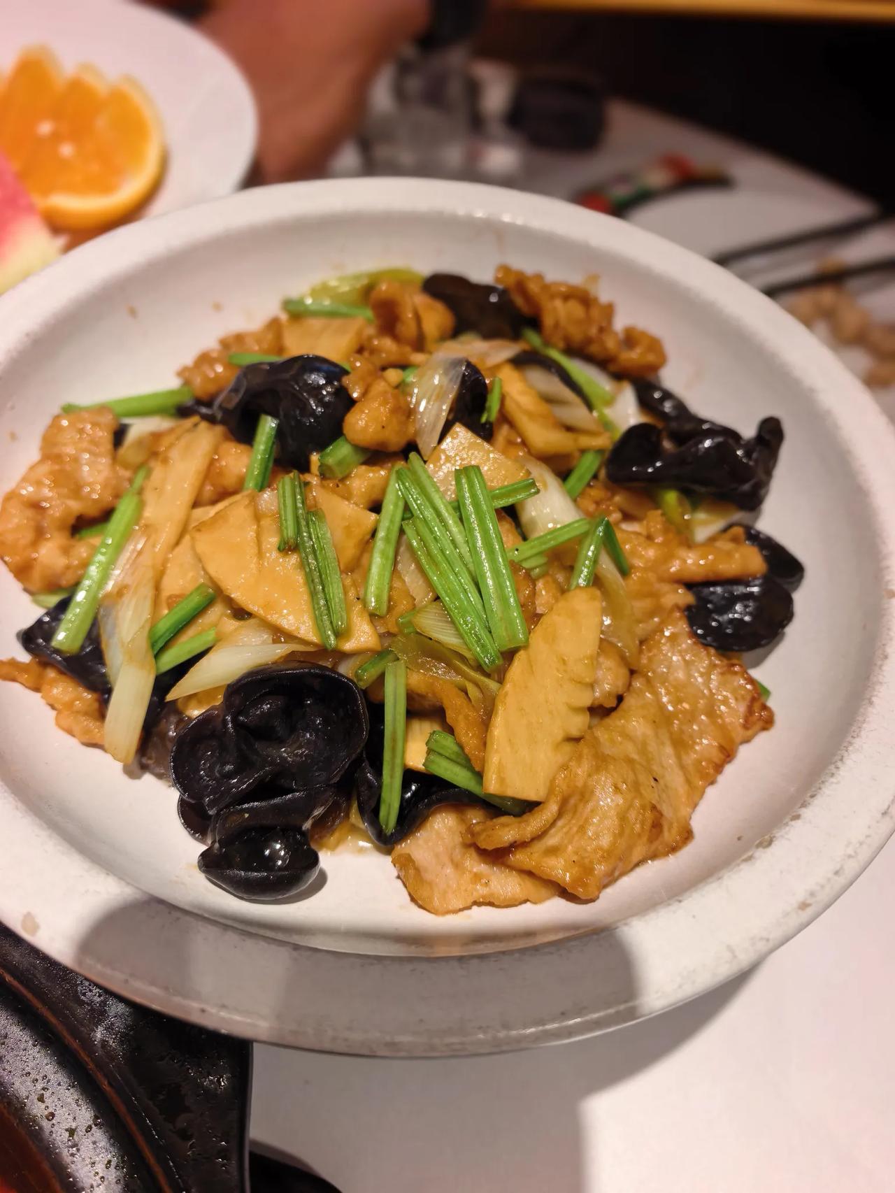 过油肉应该是山西菜的特色菜，从运城，晋中到太原，总能在菜单上见到它。

第一次吃