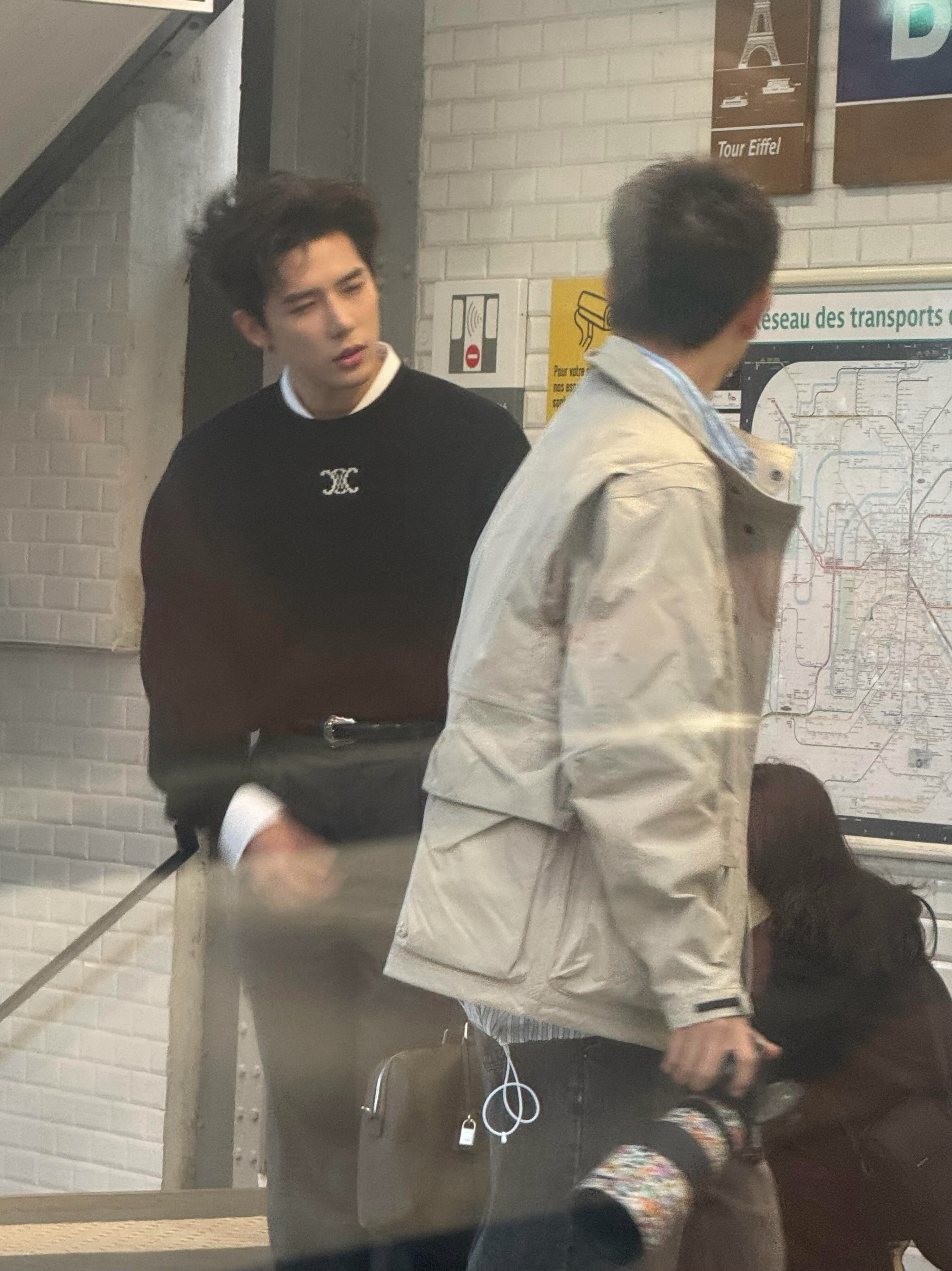 网友巴黎地铁偶遇王安宇 连风都偏爱他[么么哒] ​​​
