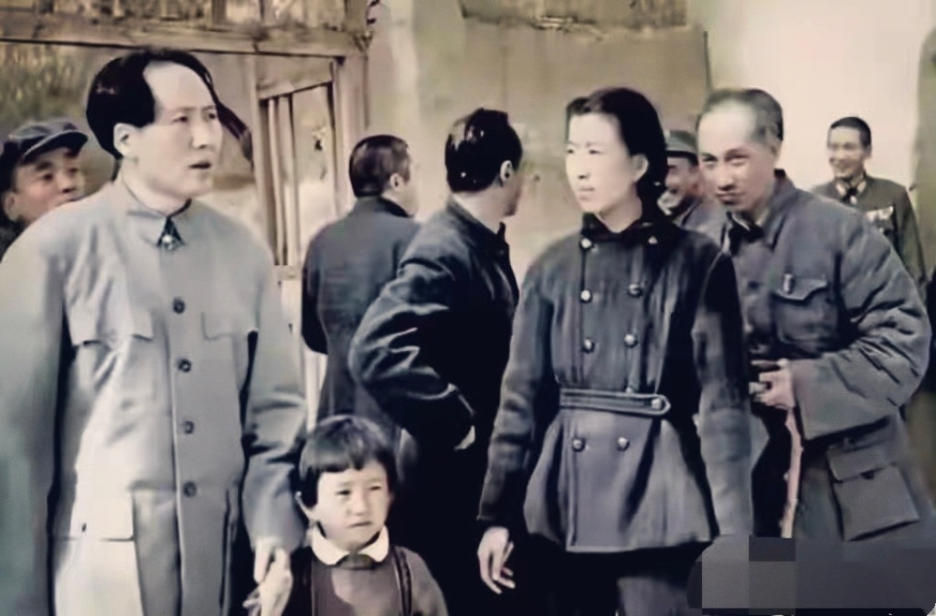 一张珍贵照片: 毛主席牵着李讷的小手！