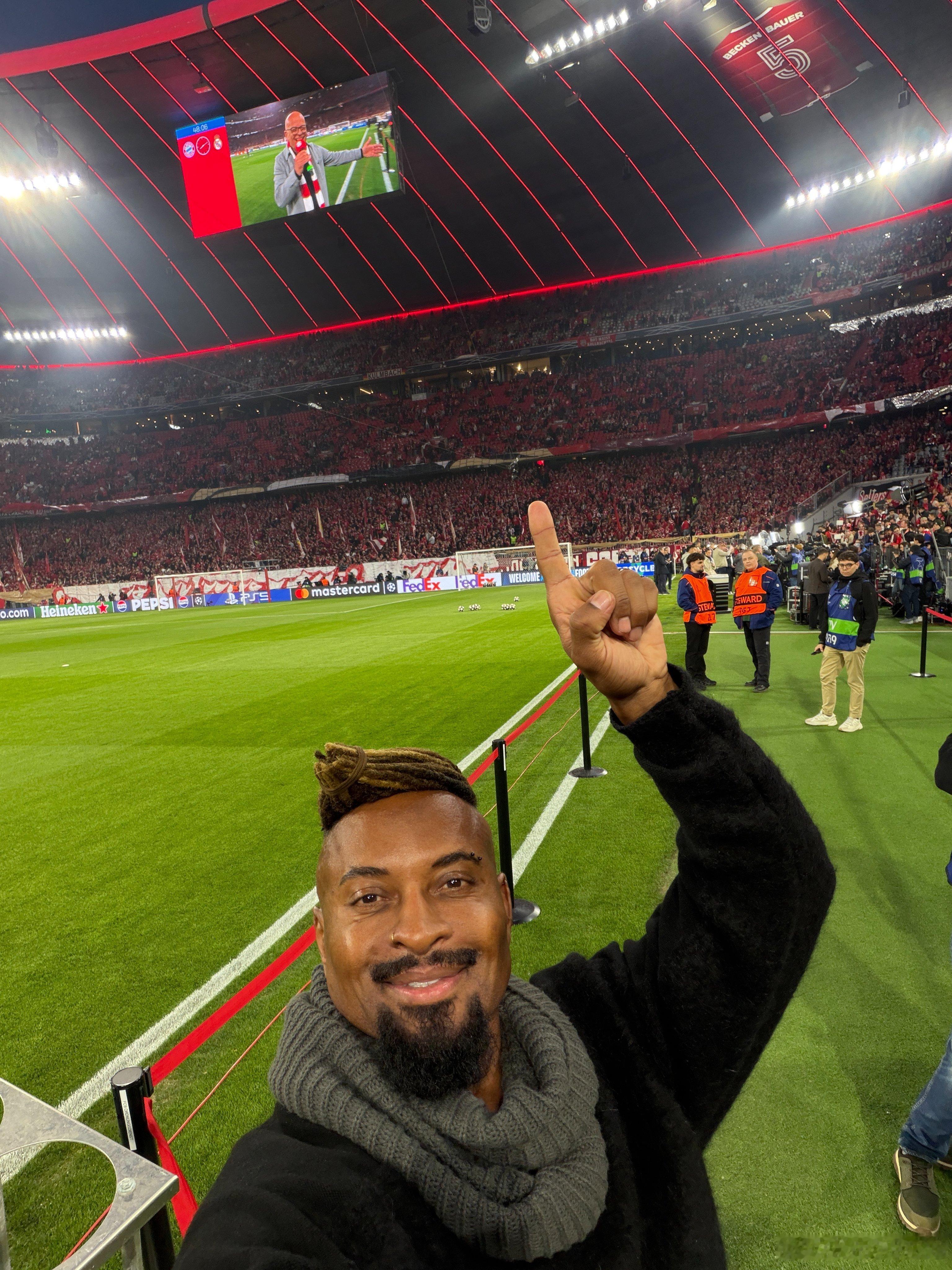 💫在皇馬與拜仁均效力過的——拜仁傳奇澤羅伯托，來到安聯球場支持拜仁Mia Sa