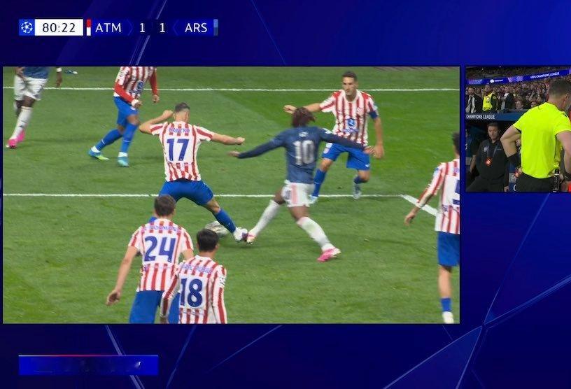 🗣 麦考伊斯特：“我能向你们两位提个小建议吗？我觉得如果这个球发生在另一个禁区