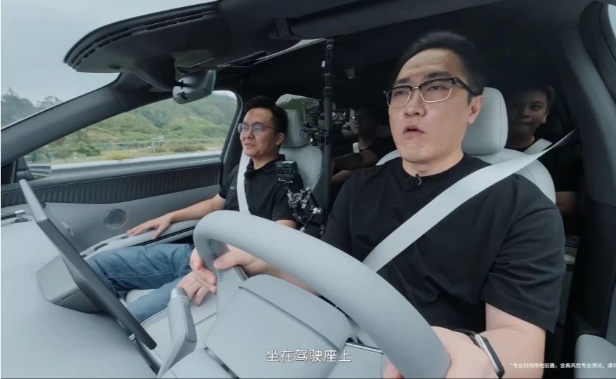 王自如亲自开小鹏 MONA L05  160km/h 爆胎稳行实测视频！