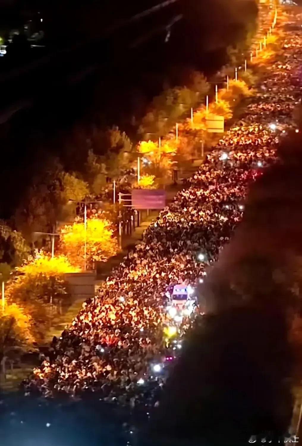 在秋意渐浓的季节里，郑州的大学生们掀起了一股夜骑开封的热潮，他们三五成群，骑着共