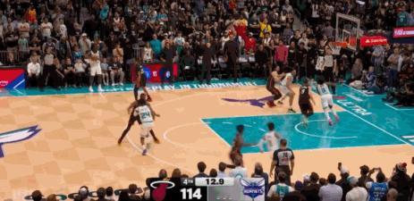 火箭管理层现在后悔已经晚了啊！
真想不通，科比怀特这样的高级货，斯通冬窗为啥不愿