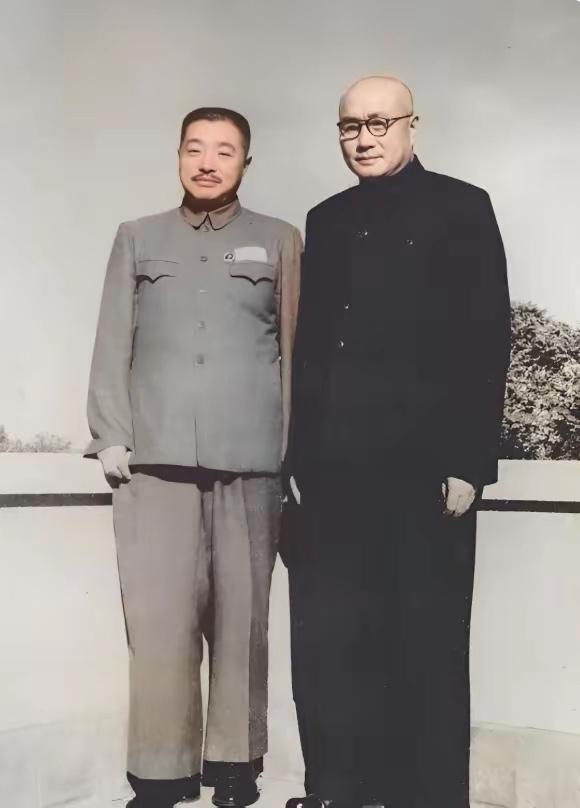 这张珍贵合影摄于20世纪50年代初重庆，时年刘伯承任西南军政委员会主席，贺龙任西