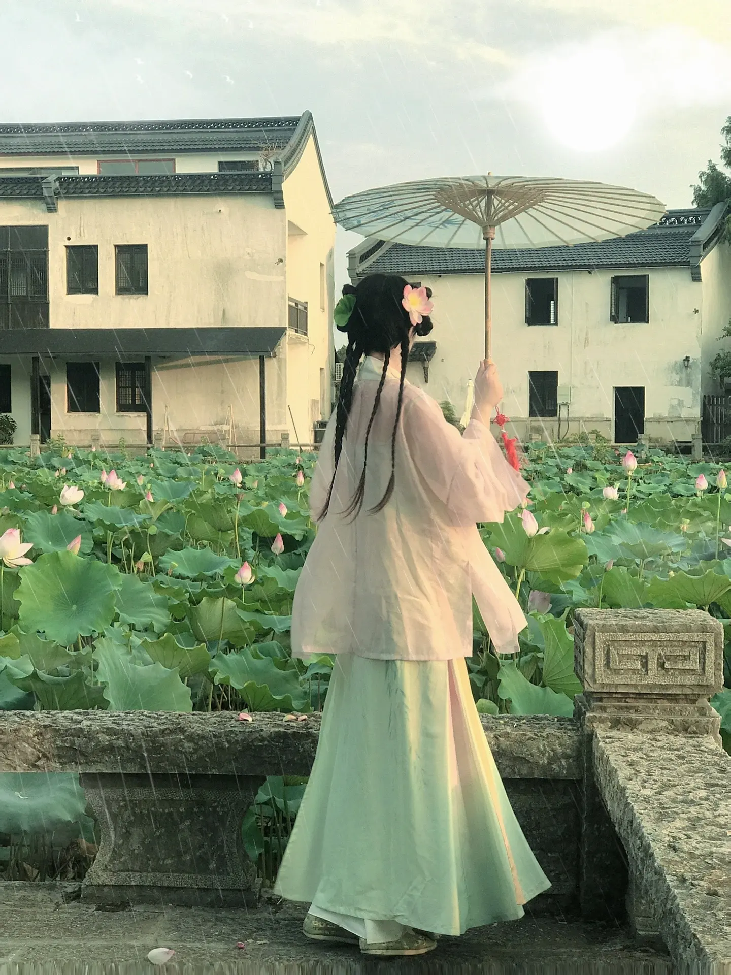 “兴尽晚回舟，误入藕花深处……”