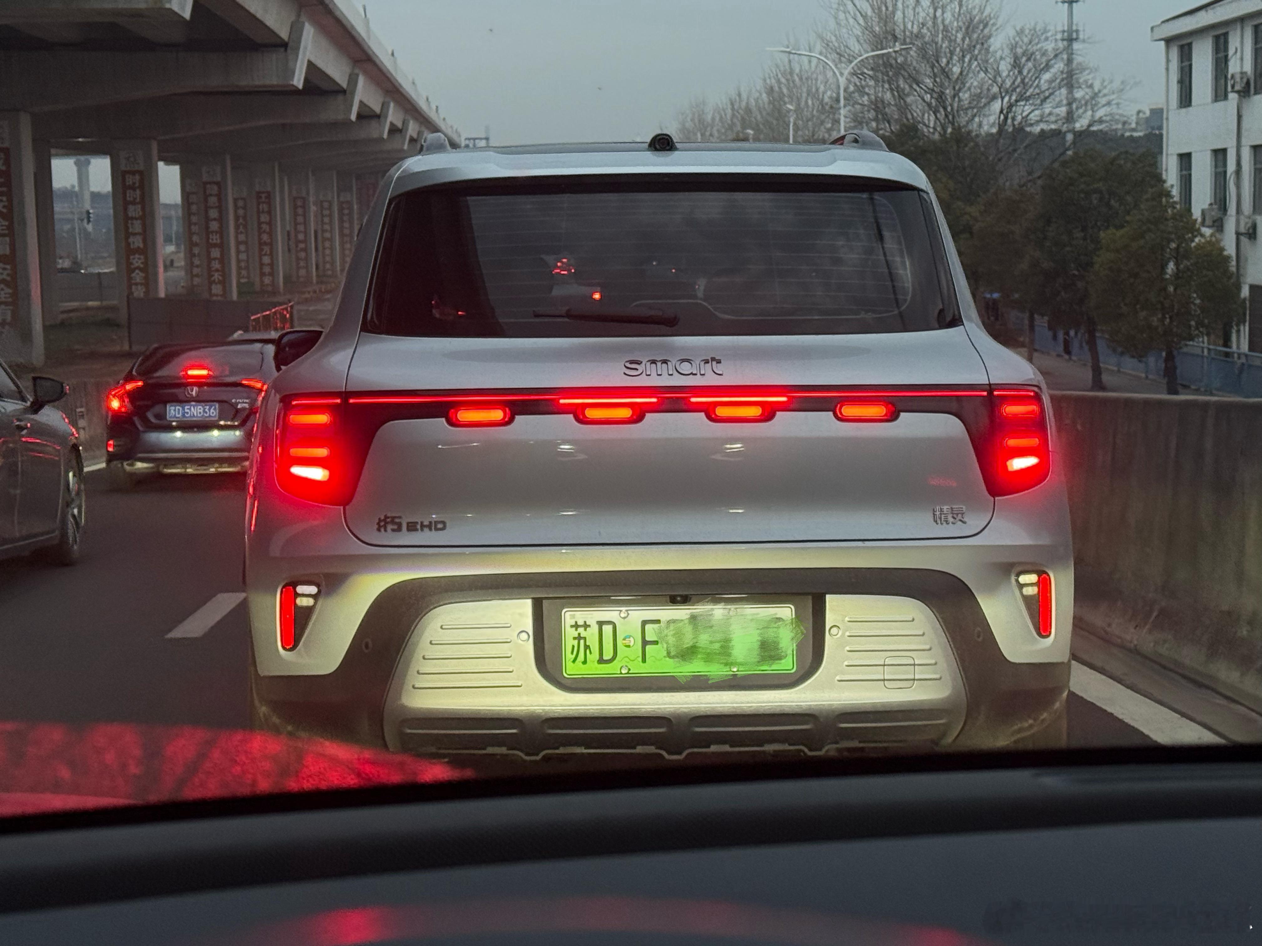 我以为smart精灵5号没有高位刹车灯呢原来它把高位刹车灯放在了贯穿尾灯的中间这