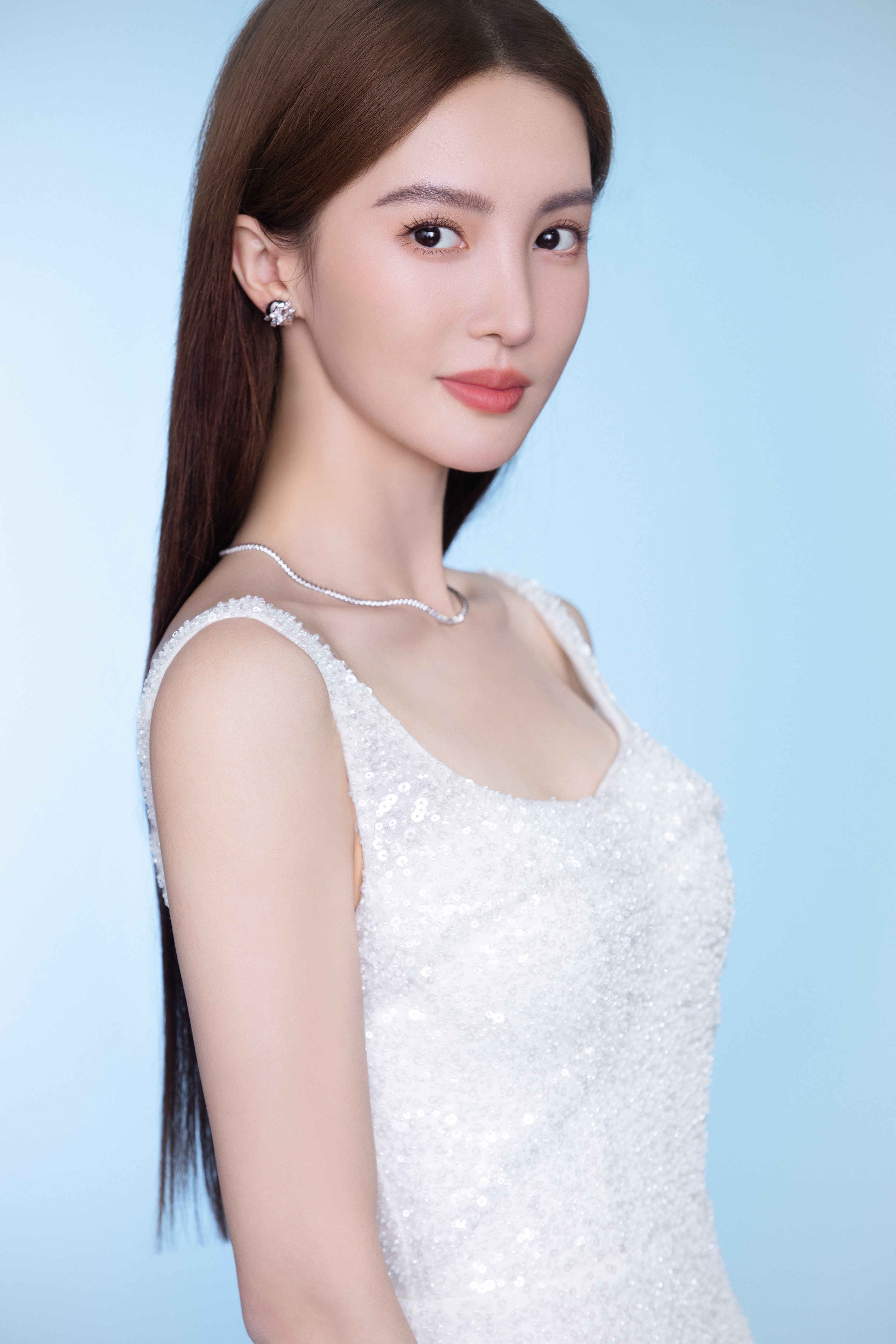 金晨 #金晨[超话]# 璀璨优雅🫧 于光影里静绽温柔，铸刻如纱纯白印记🤍#金
