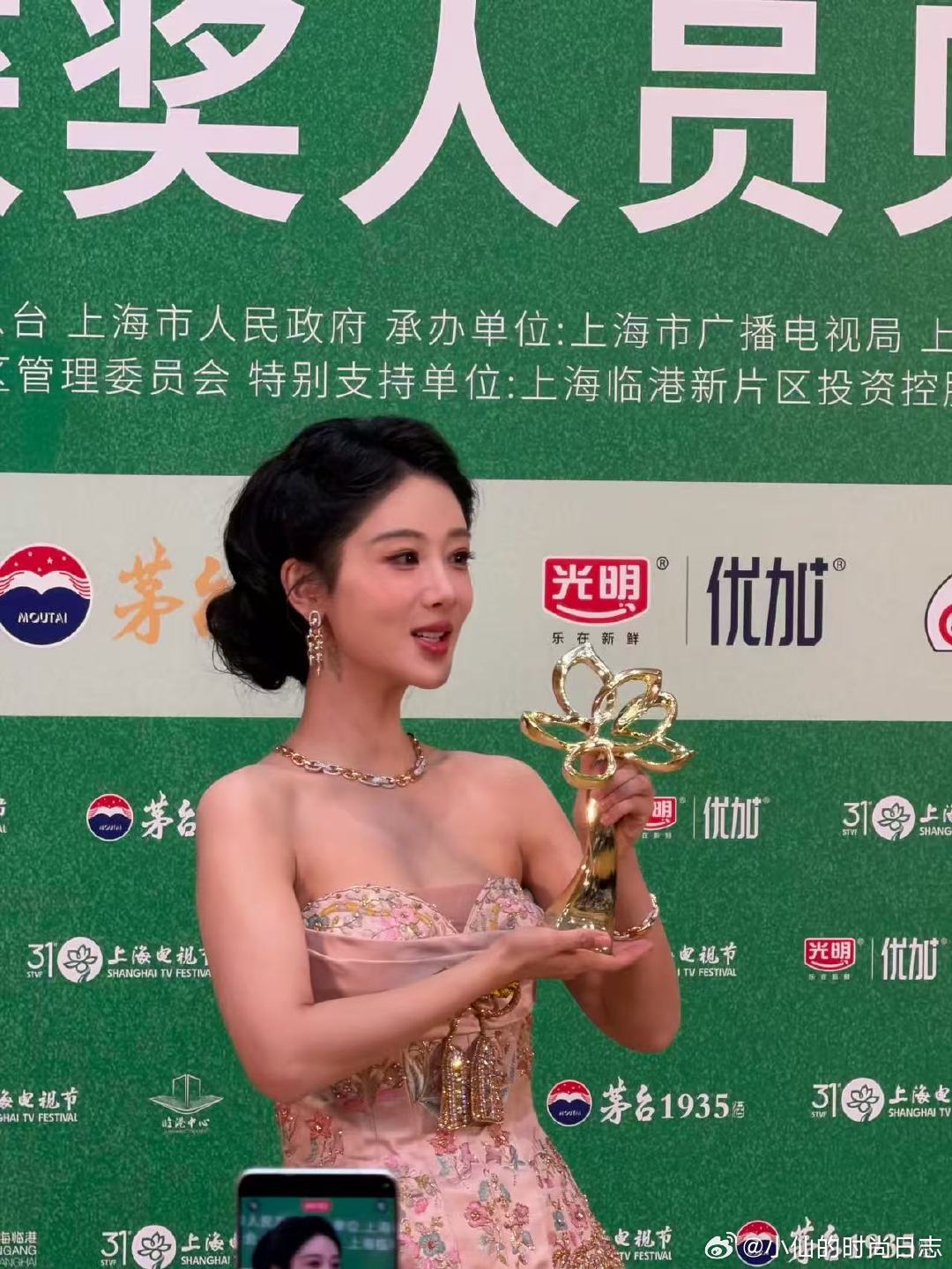 还以为杨紫白玉兰得奖一个氧气罐肖战听到杨紫得奖的反应白玉兰现场趣味抓拍，氧气罐成