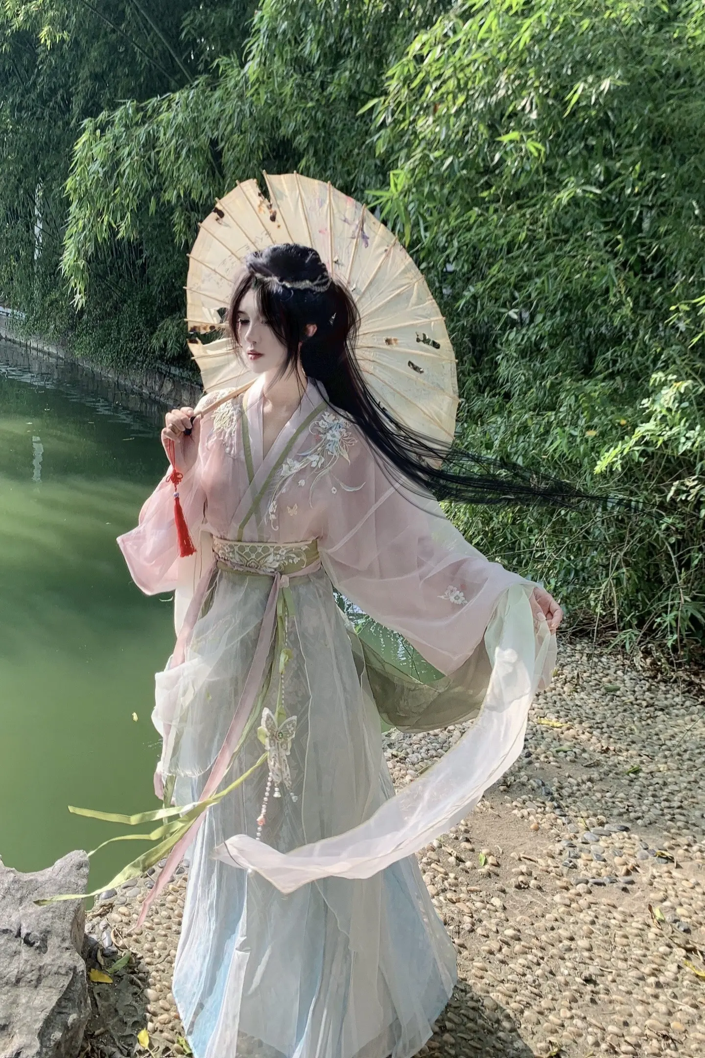 “你撑把小纸伞 叹姻缘太婉转”