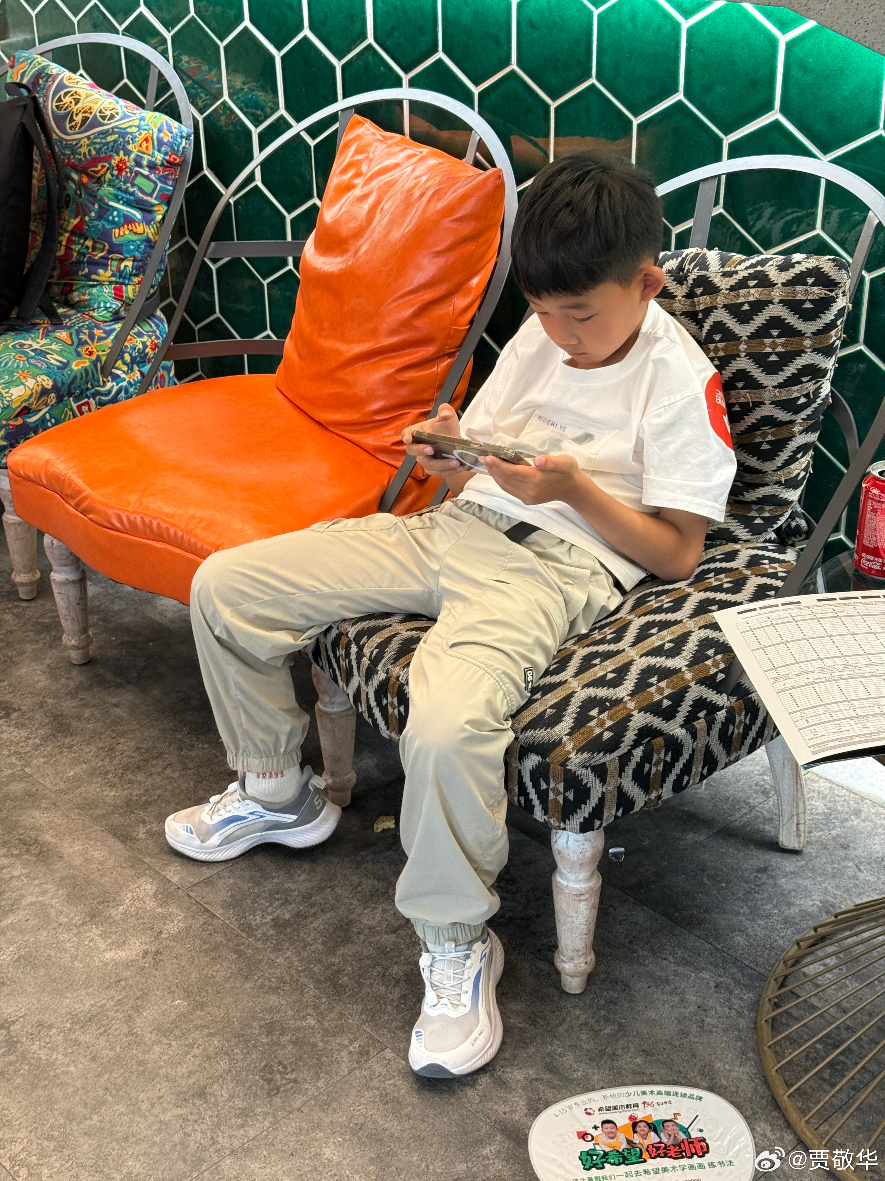 现在的小孩坐下就玩手机，近视率非常高。前几天参加一个活动，12个小孩子中，只有3