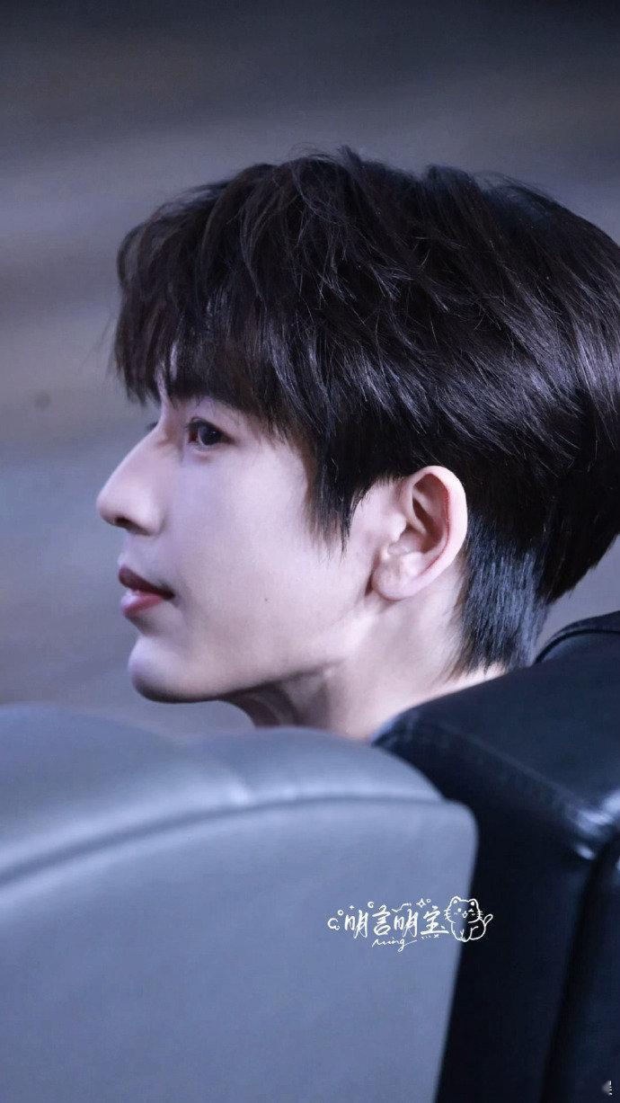 张凌赫是学长是哥哥 张凌赫是学长是哥哥，今天简简单单的好阳光！张凌赫顺毛发型