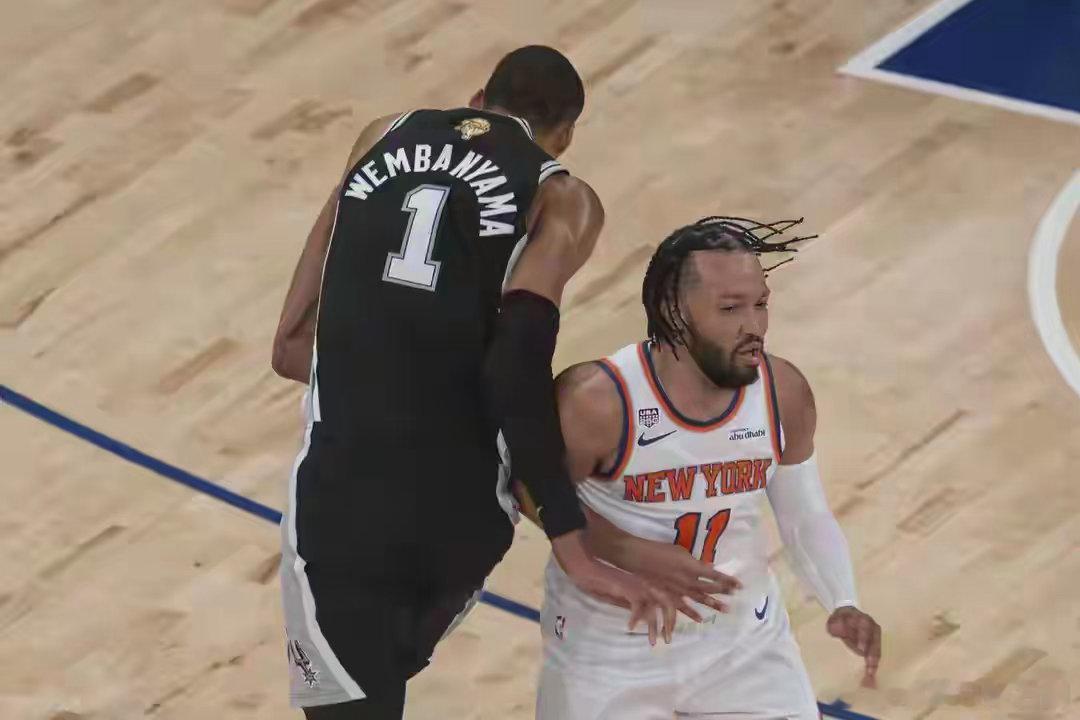 随着马刺1-2尼克斯，赛后传来5个好消息，文班亚马32分不负众望今天，NBA总决