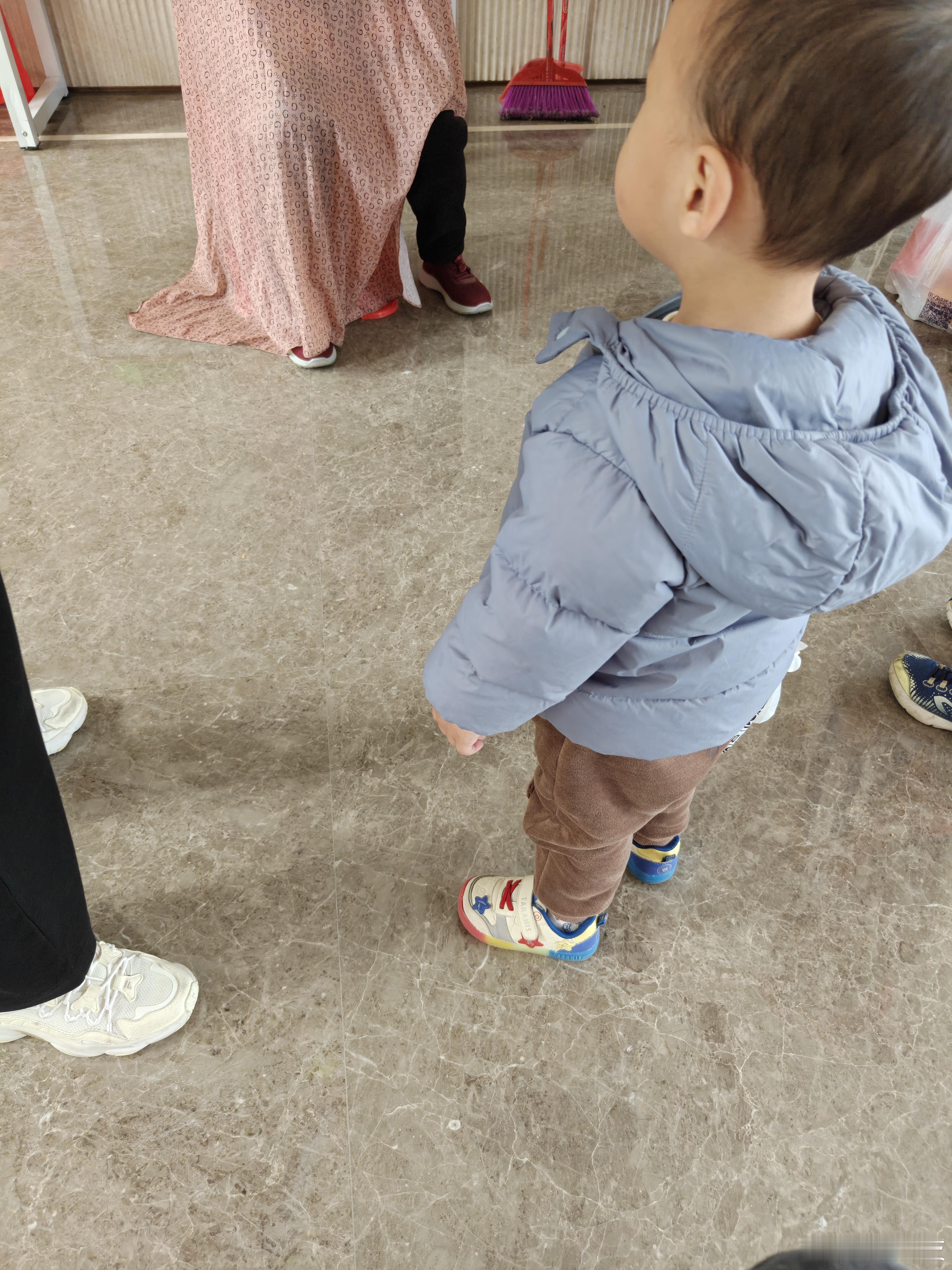 小区今天恰好还有免费理发、洗地毯💇♂️很多家长抱着小孩来理发，我捧着杯瑞幸咖啡