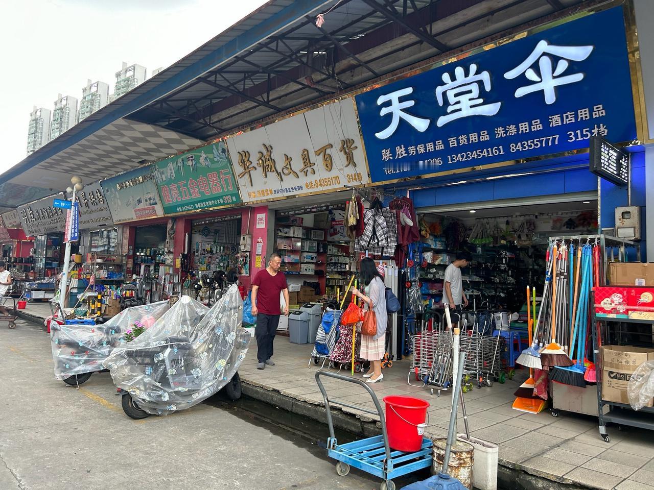 广州经济很大程度上是以商贸为主，其实广州的各大批发市场也是一大特色，而且贡献了广