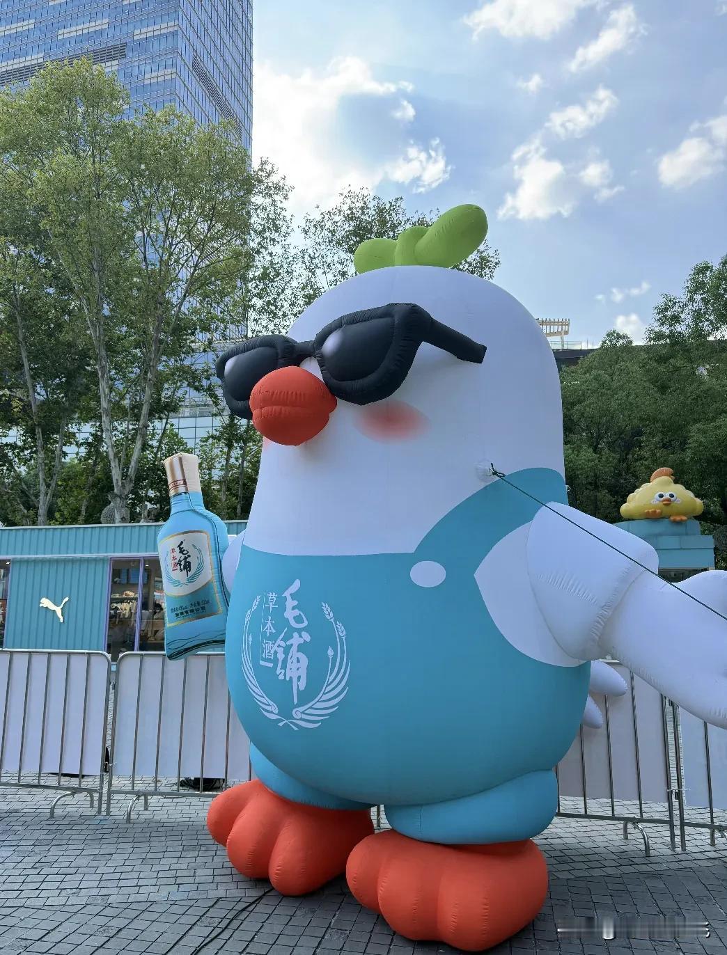 毛铺「轻松频道开播啦」线下活动现场。装置做得挺用心的，随手拍都好看，整体场景布置