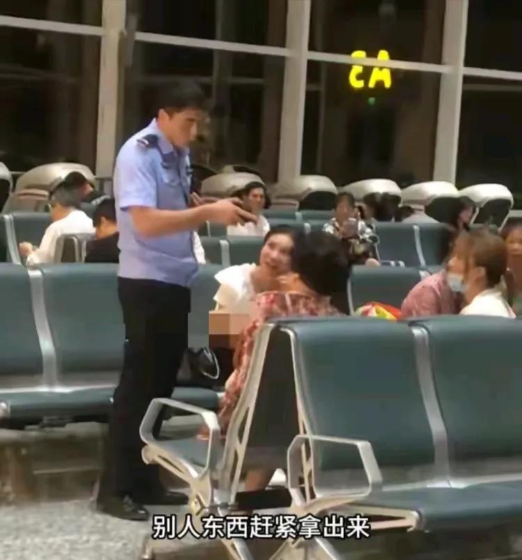 “顺手牵羊？这家人真可以！”张家界机场，一位老太太看着别人行李里的土特产眼馋了，