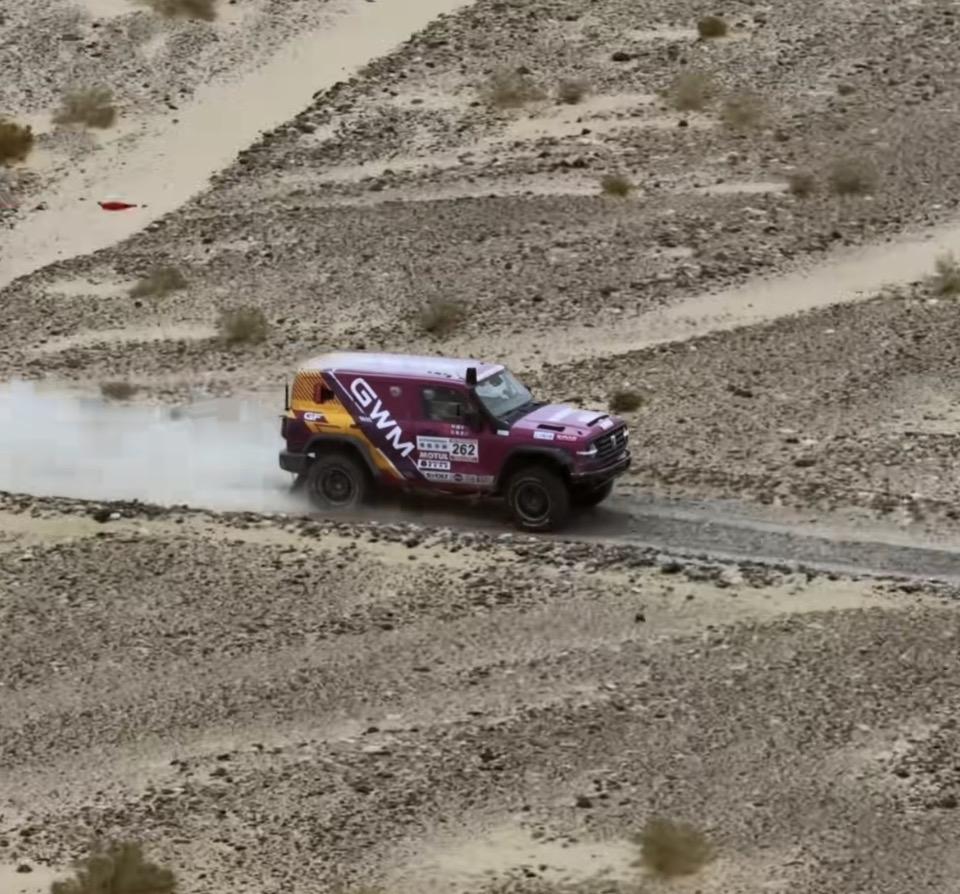 越野车驰骋沙漠，激情与速度的碰撞！🏎️💨