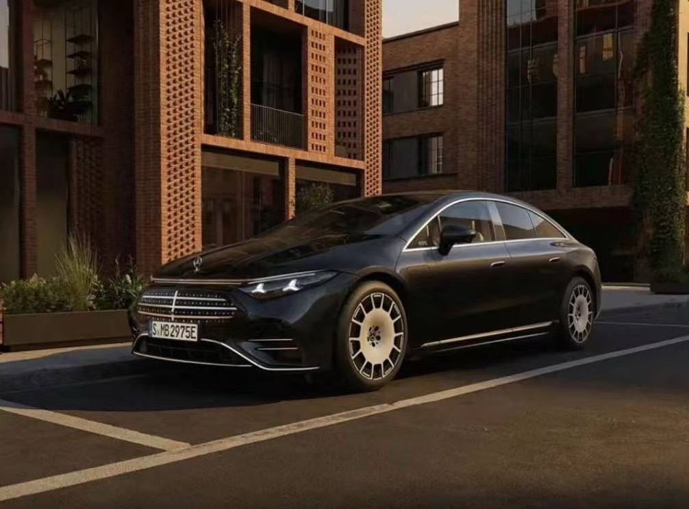 梅赛德斯-奔驰 日前，梅赛德斯-奔驰正式发布全新EQS官图。作为品牌旗舰纯电轿车