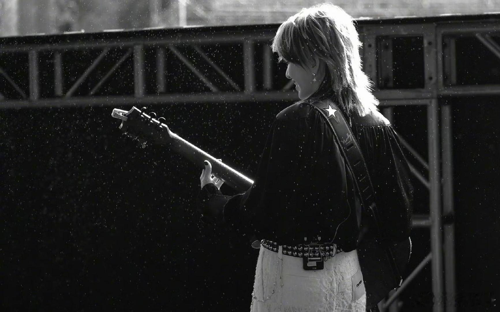 刘忻 对她的心疼有11年时差 刘忻新动态一出，粉丝炸开了锅。11年的心疼时差，让