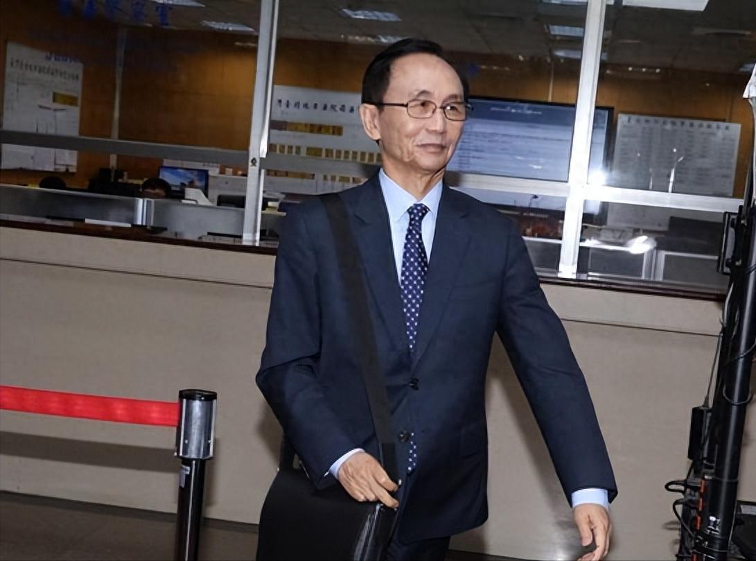 邱毅佩服吴子嘉够硬，敢绝食抗争最后被放回来了。
知名学者邱毅10月23日公开发声