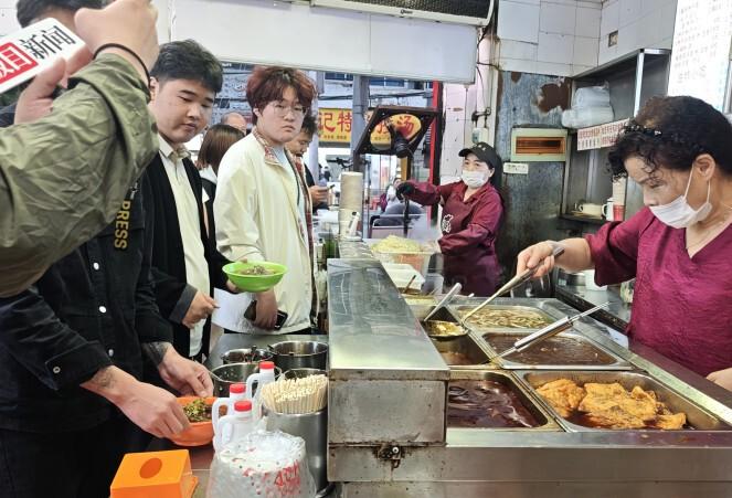11块钱的早餐，国庆六点半就排长队，雷军带火的这家店靠啥没凉？
10月1日清晨六