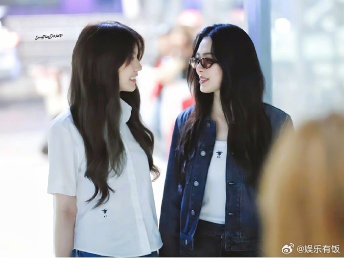 邝玲玲Orm出发巴黎时装周  邝玲玲、Orm出发巴黎时装周啦，两位美女同框太养眼