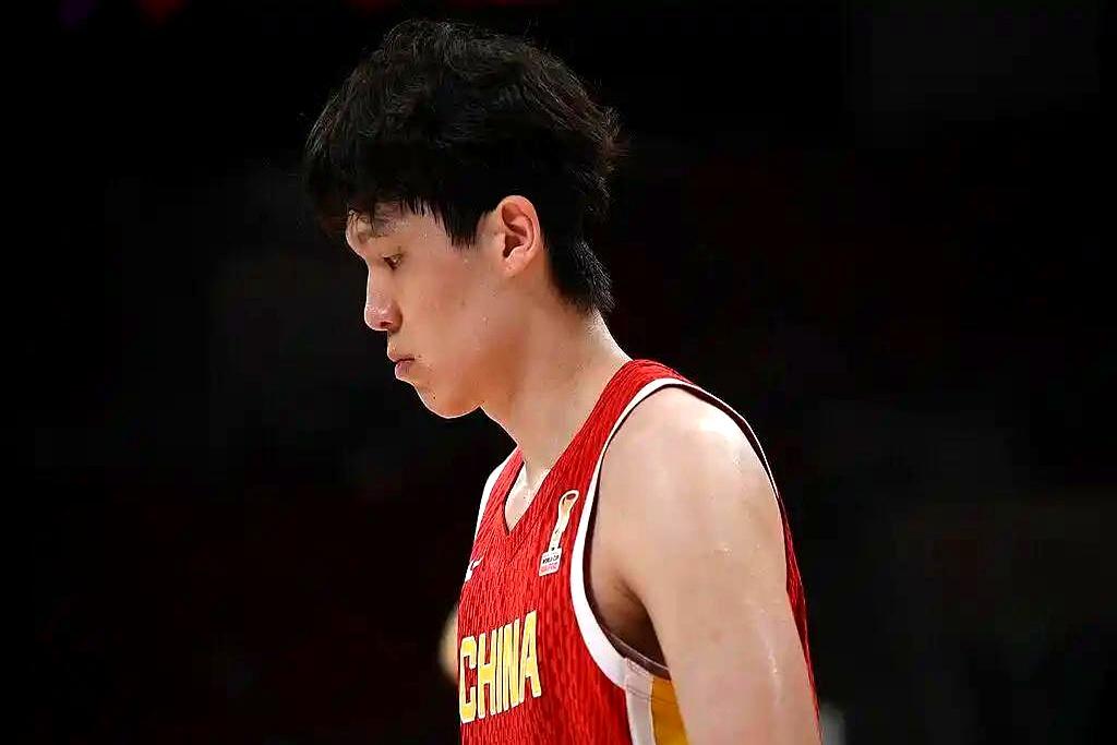 主场的夜里，哨声落下，日本在庆祝，中国男篮在沉默。
郭士强上任后坚持从后场发起，