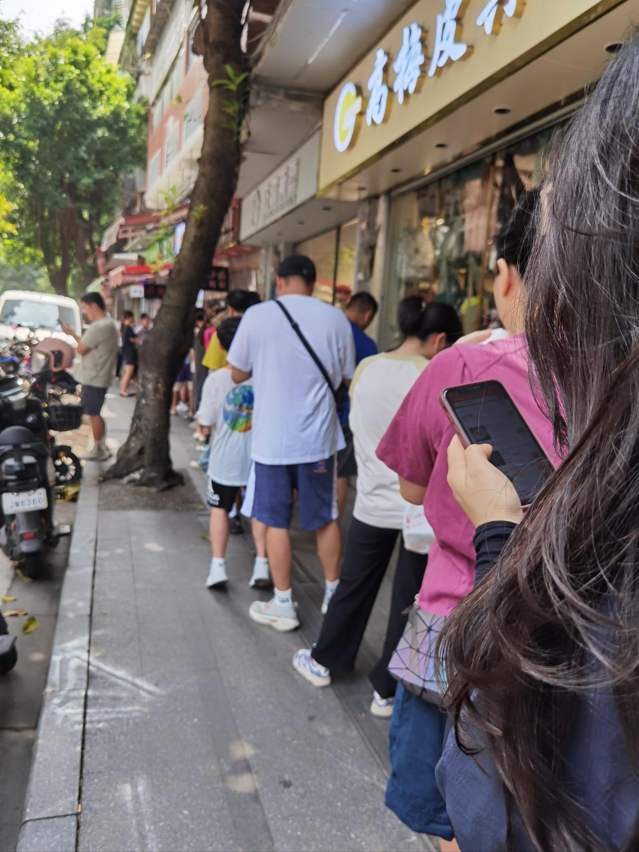 排队
如果你排队的时候，突然有人跟你说，他排在你前面，就是刚才有事去出去了一下，