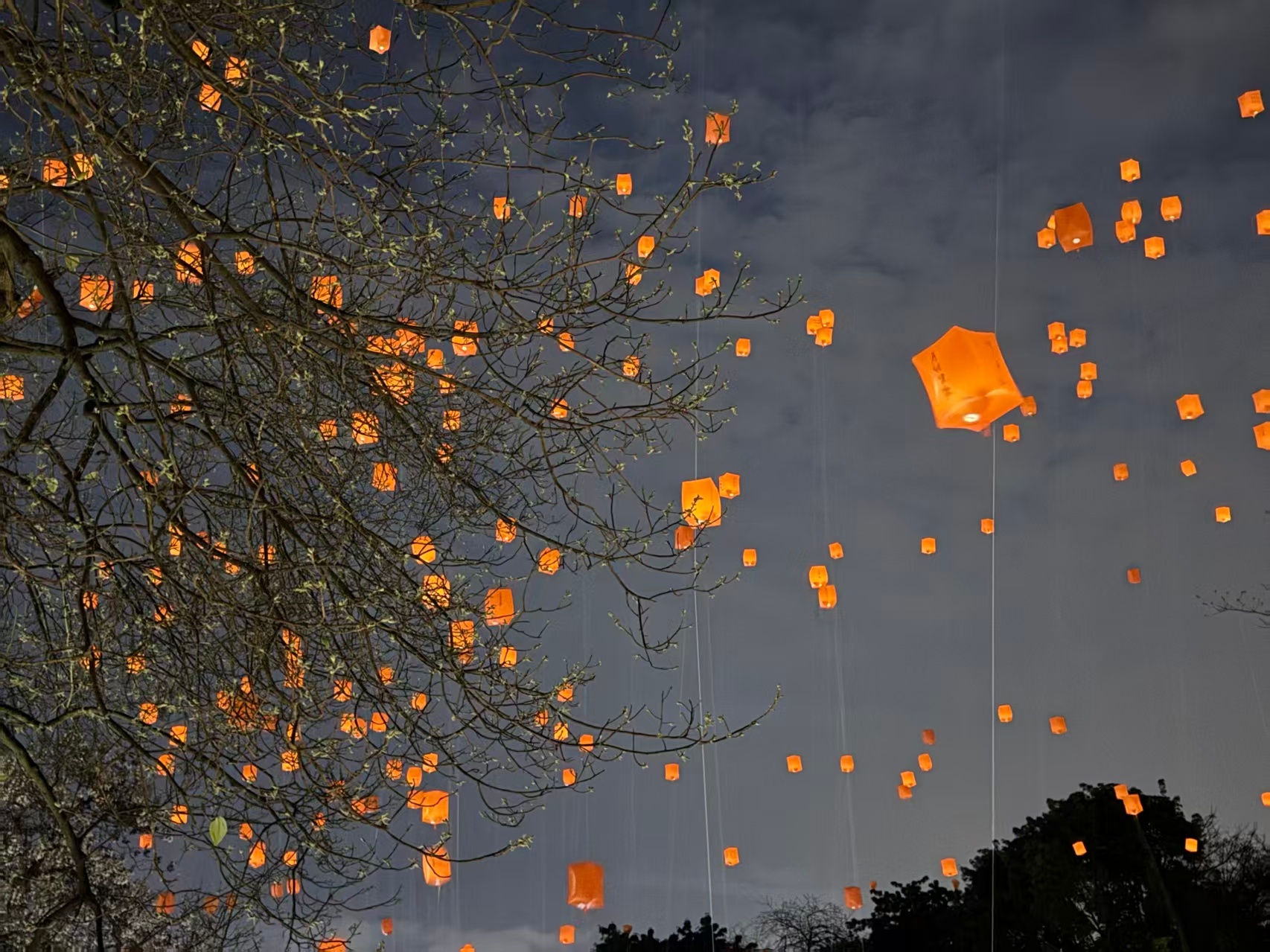 【重庆山城巷千盏天灯映元宵】3月3日元宵夜，第五届重庆山城巷天灯节如期举行，迎来