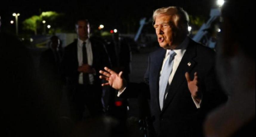 就在刚刚
 
特朗普突然宣布了。
 
这回的口风指向“任何与俄罗斯做生意的国家”