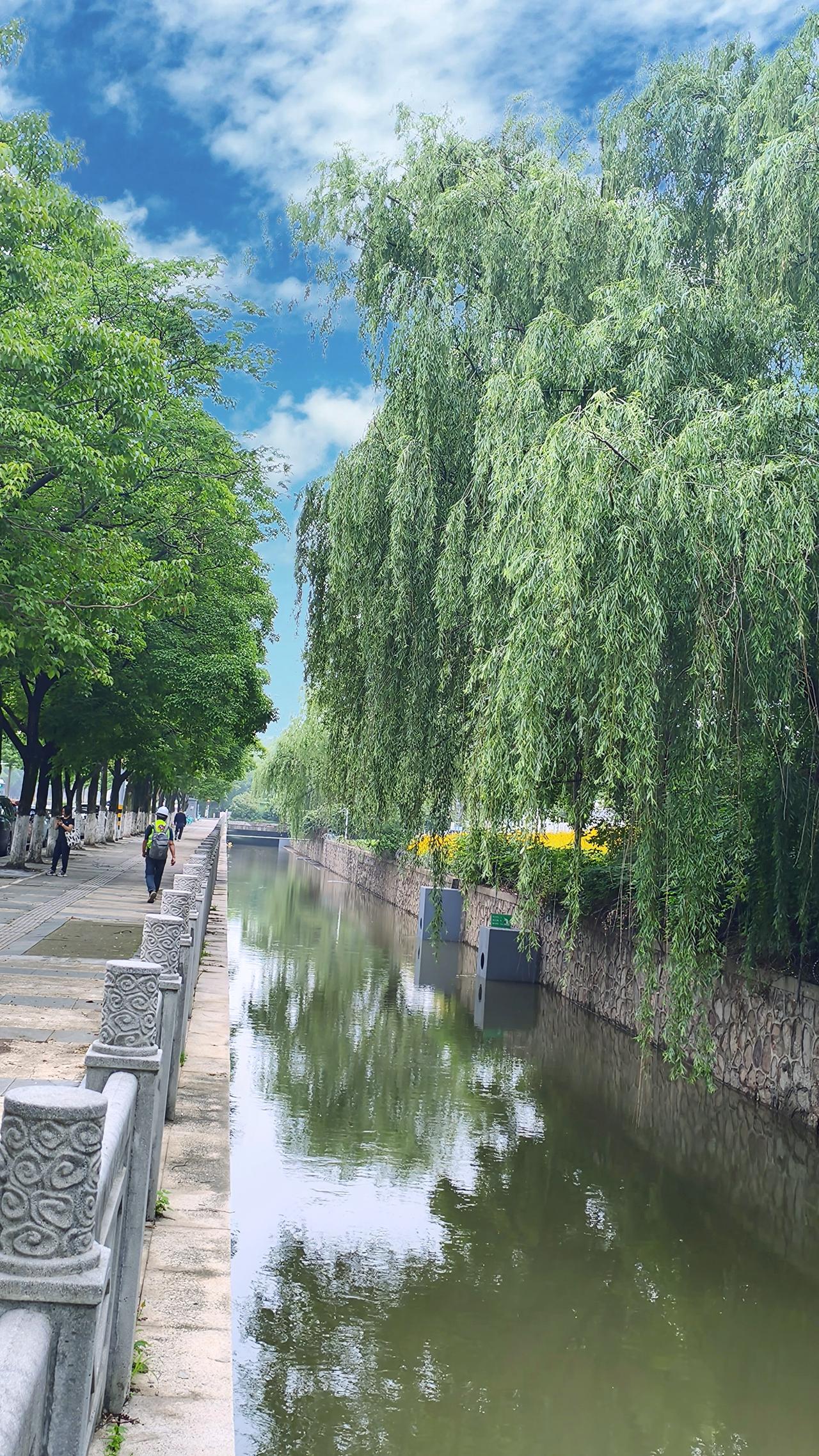 家里用移动千兆光纤宽带，搭配全屋智能组网，多设备同时联网都互不干扰。追剧超清晰，