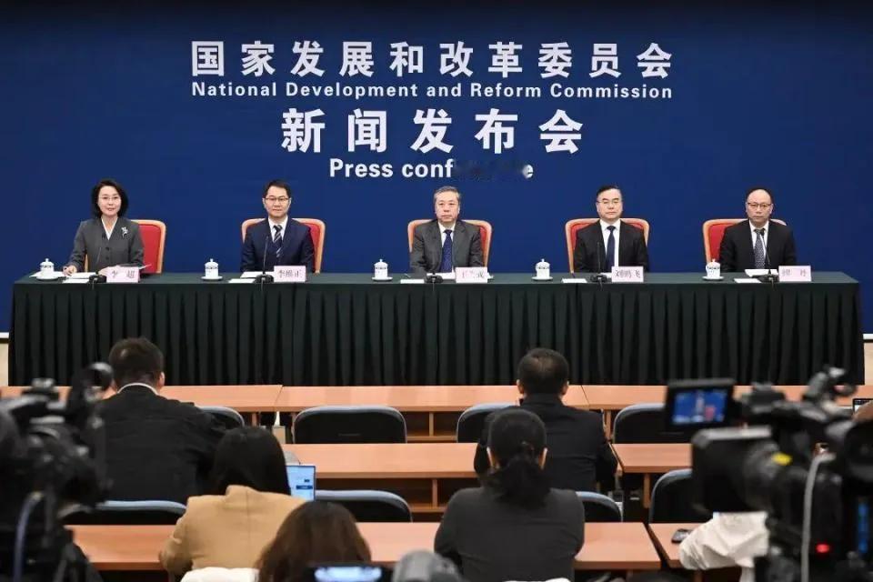 要进一步出台鼓励政策，让青年学子和技术人才流向西部。特别是工资待遇方面，比如最西