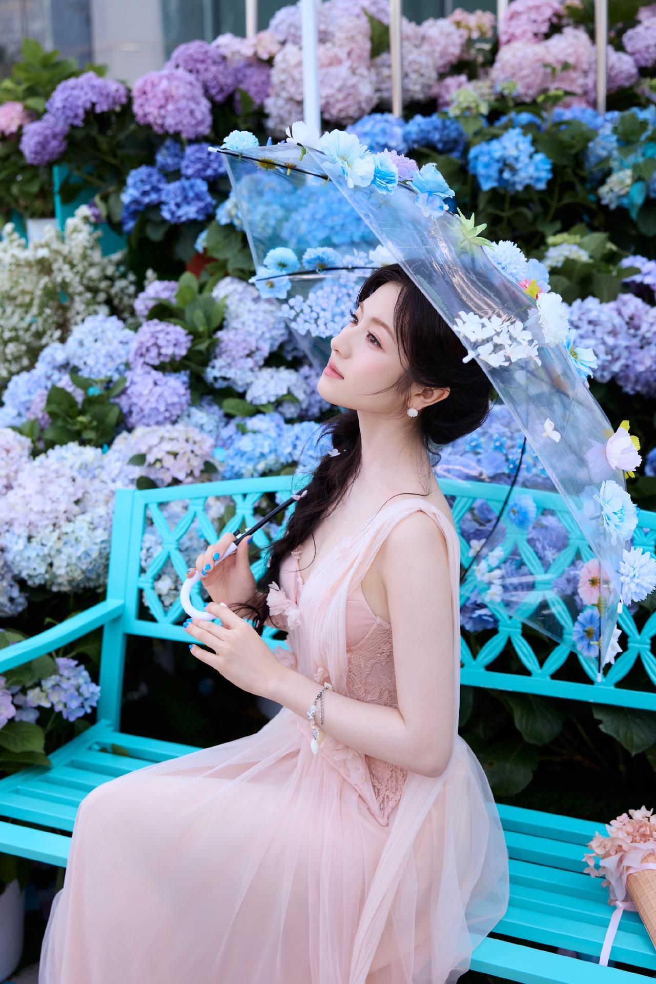 兰迪粉色裙装编发造型的惊艳颜值[飞吻]
李兰迪