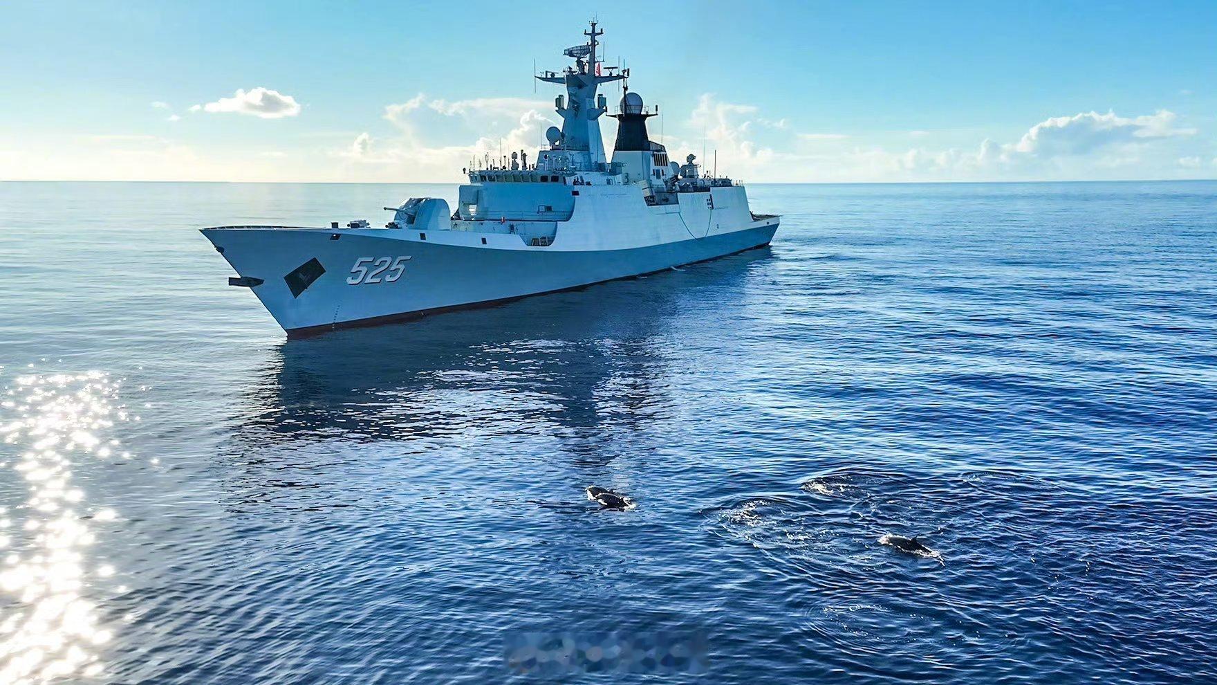 近日，东部战区海军某护卫舰支队马鞍山舰官兵在执行远航任务间隙，用镜头记录下战舰的