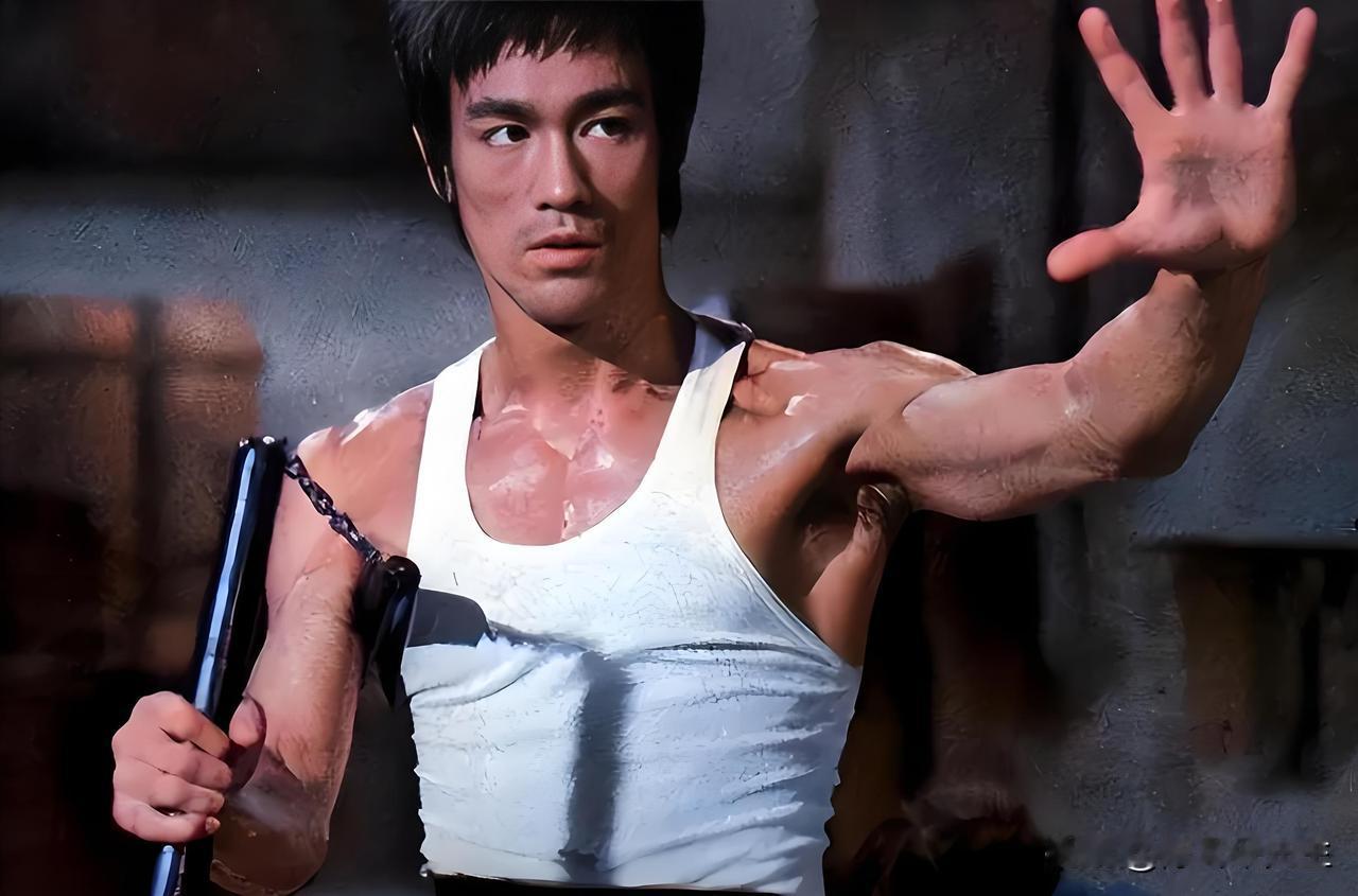 李小龙《截拳道》武功秘籍：
‌1、截击原则‌：对方刚动你就打，拦截对方攻击路线，