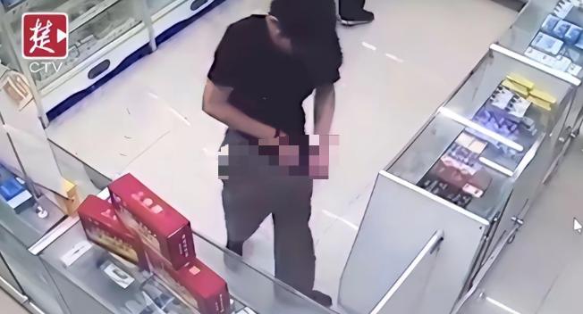 一男子从药店买了一盒