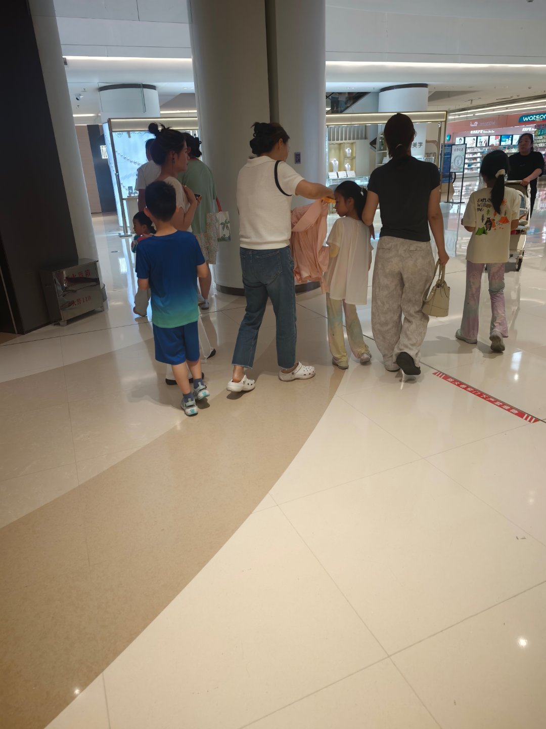 六一儿童节商场的手机店都是儿童来看手机的 