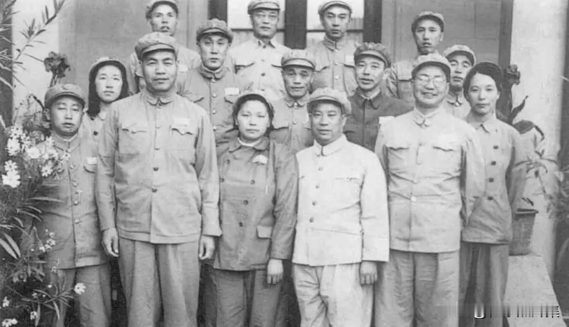 1952年9月，贺炳炎(前排左四)夫妇赴四川任职前与张宗逊(前排左二)、廖汉生(