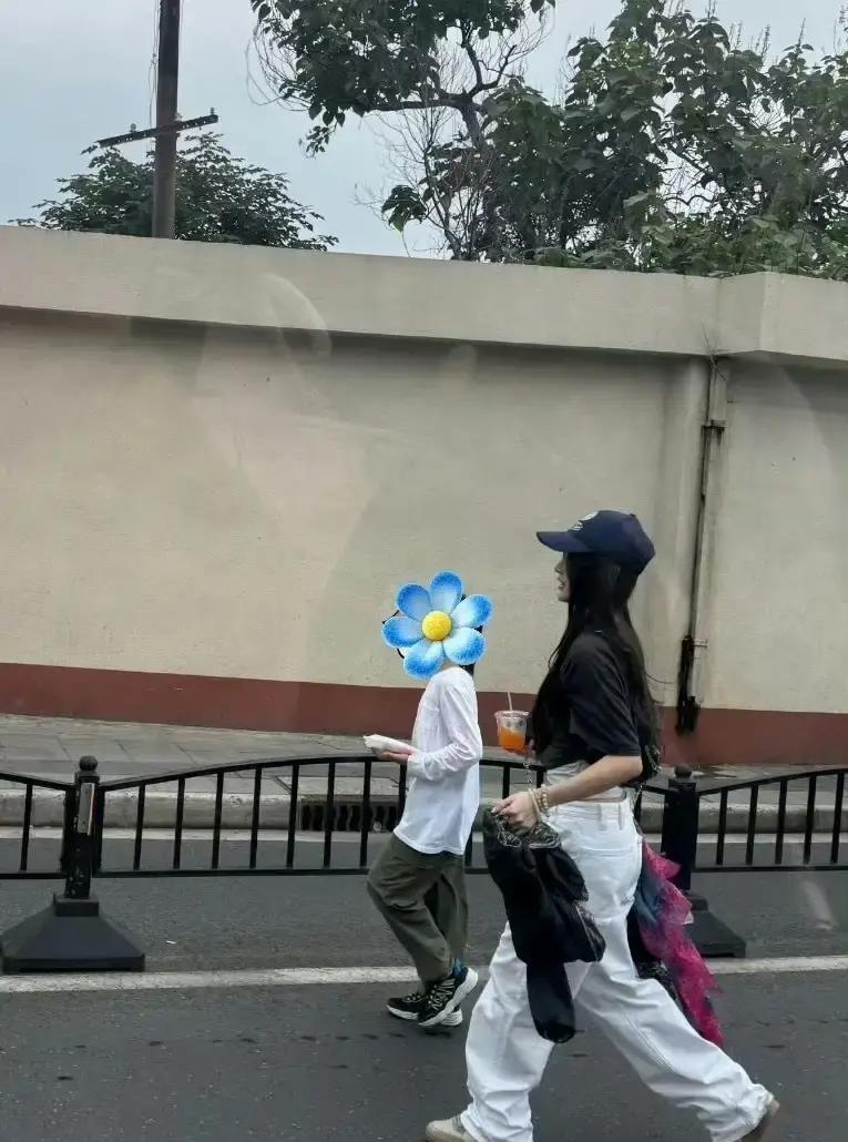 杨颖现在每天下午三点半，准时出现在上海某国际小学门口。她背的不是几万块的爱马仕，