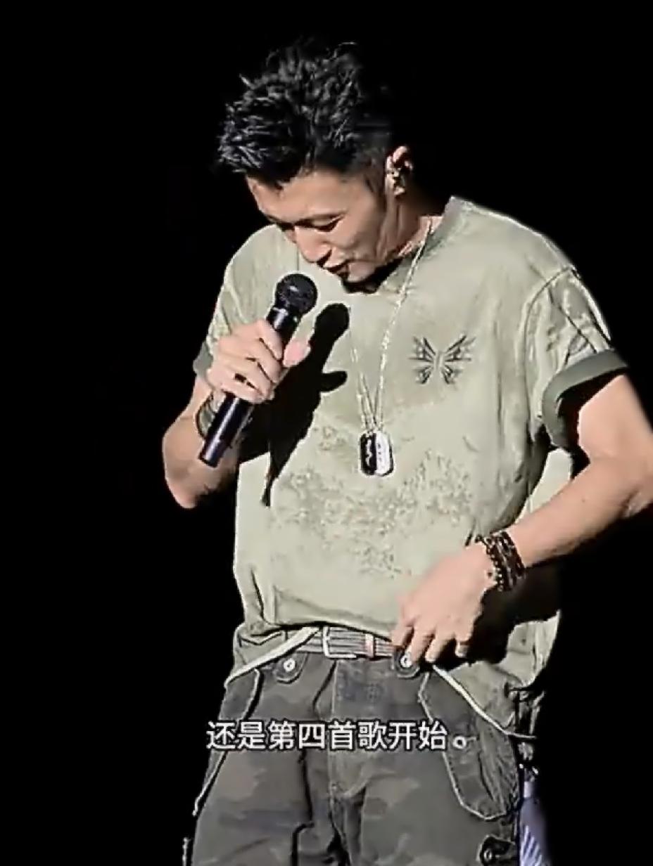 谢霆锋也太卖力了
 
7月11日晚上，谢霆锋郑州演唱会现场画面流出，看完只想感叹