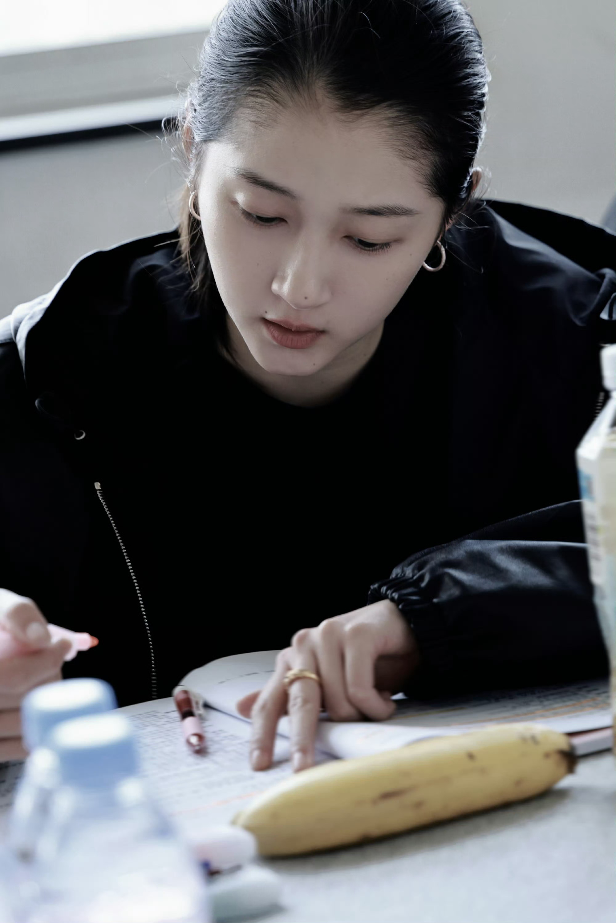 关晓彤贴头皮围读照关晓彤剧本围读ing 关晓彤贴头皮围读照，我爱了 