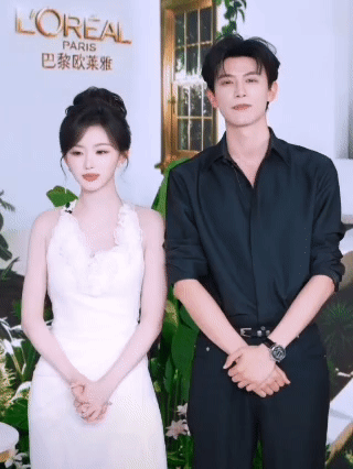 我一点进去两个人就这样老实巴交站着 