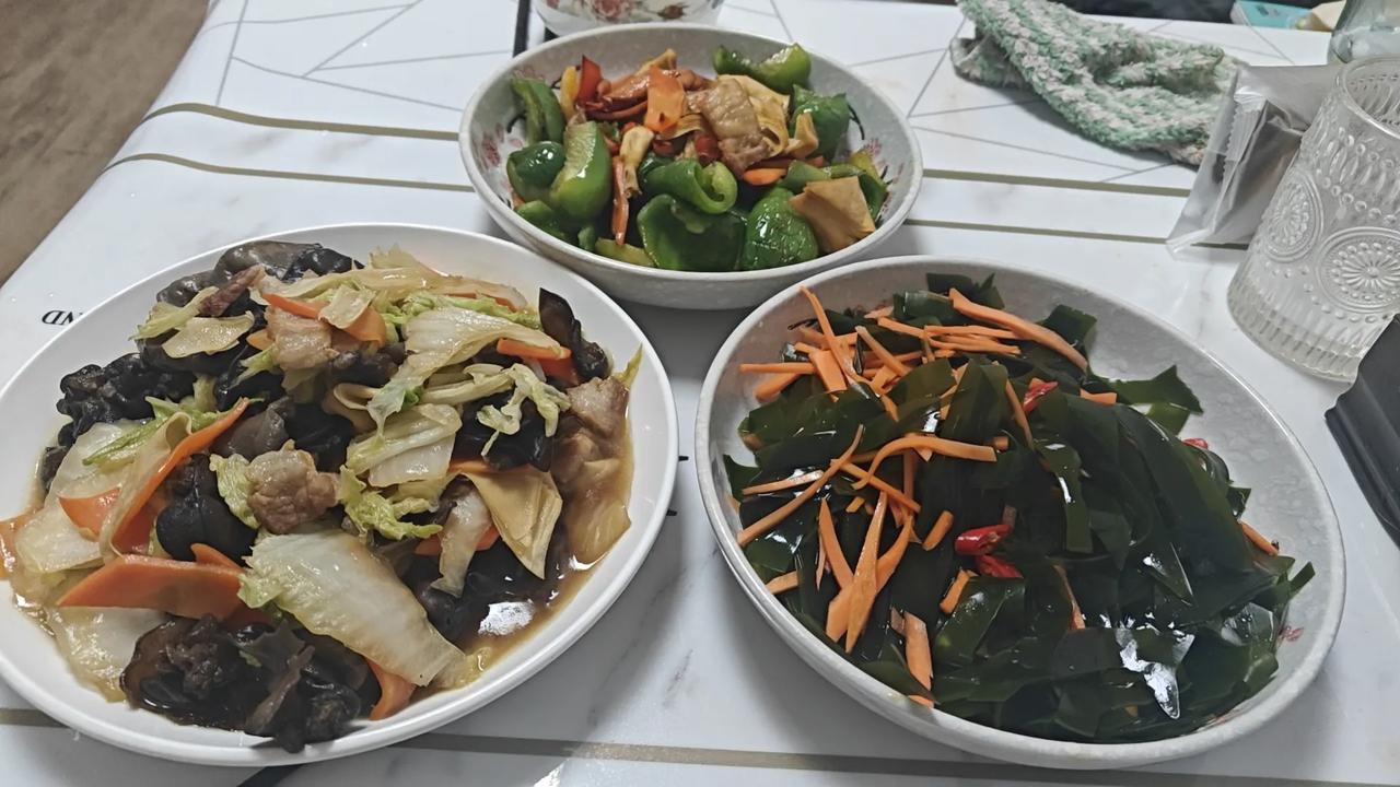 过了好几天豪华的生活，吃的都是豪华餐，酒也是奢侈品。昨天终于坐上高铁回鲅鱼圈了。