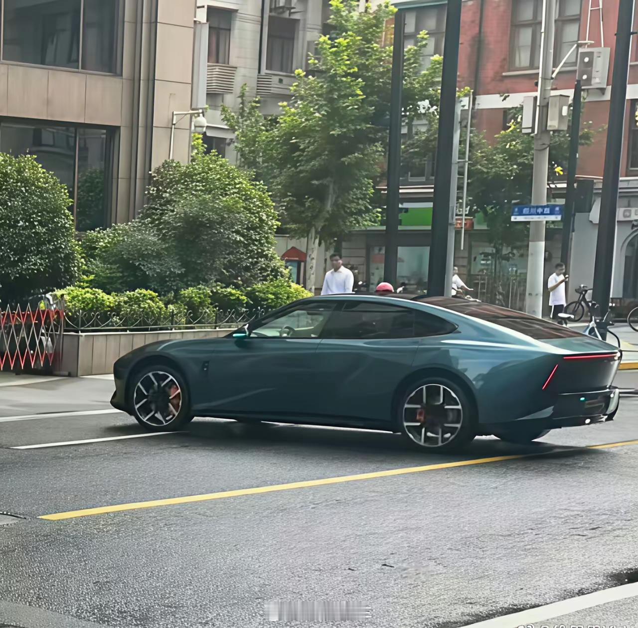 汽车身边事小菌车视界 我其实很佩服小鹏。小鹏的设计风格与小米是完全不同的。如果说