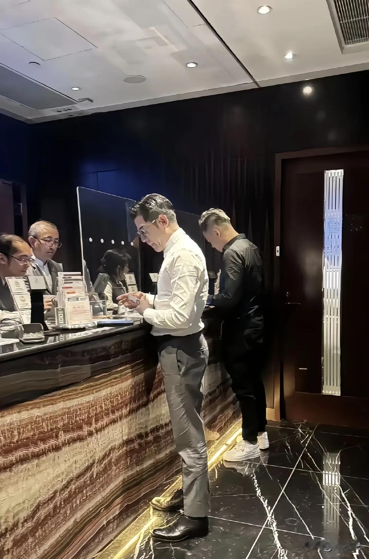 郭富城真的是老男人里面的天花板，貌似他都快60岁了吧，瞧他这身材，这颜值，这头发